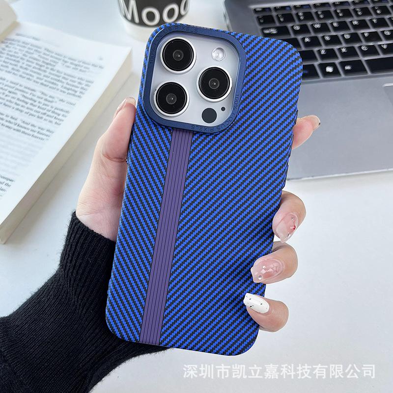 Applicable iPhone17PRO Carbon Fiber Pattern Magnetic Mobile Phone Case Apple 16PROMAX Metal Button Protective Case