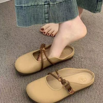 Sommer-Ausgeh-Tasche Kopf Halbschuhe Damen 2025 neu super angesagt flacher Boden Ein-Pedal-Faul-Halbtablett Französisch coole Hausschuhe