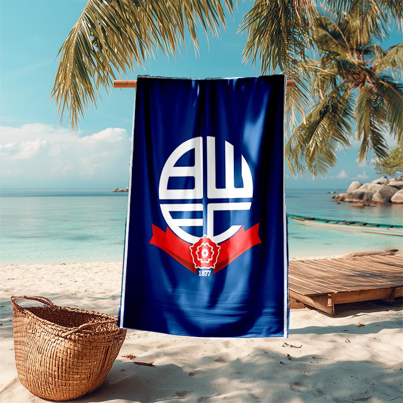 Plážová osuška s logem Bolton Wanderers FC - měkká, savá, rychleschnoucí, pratelná v pračce - ideální na plavání, kempování, koupání