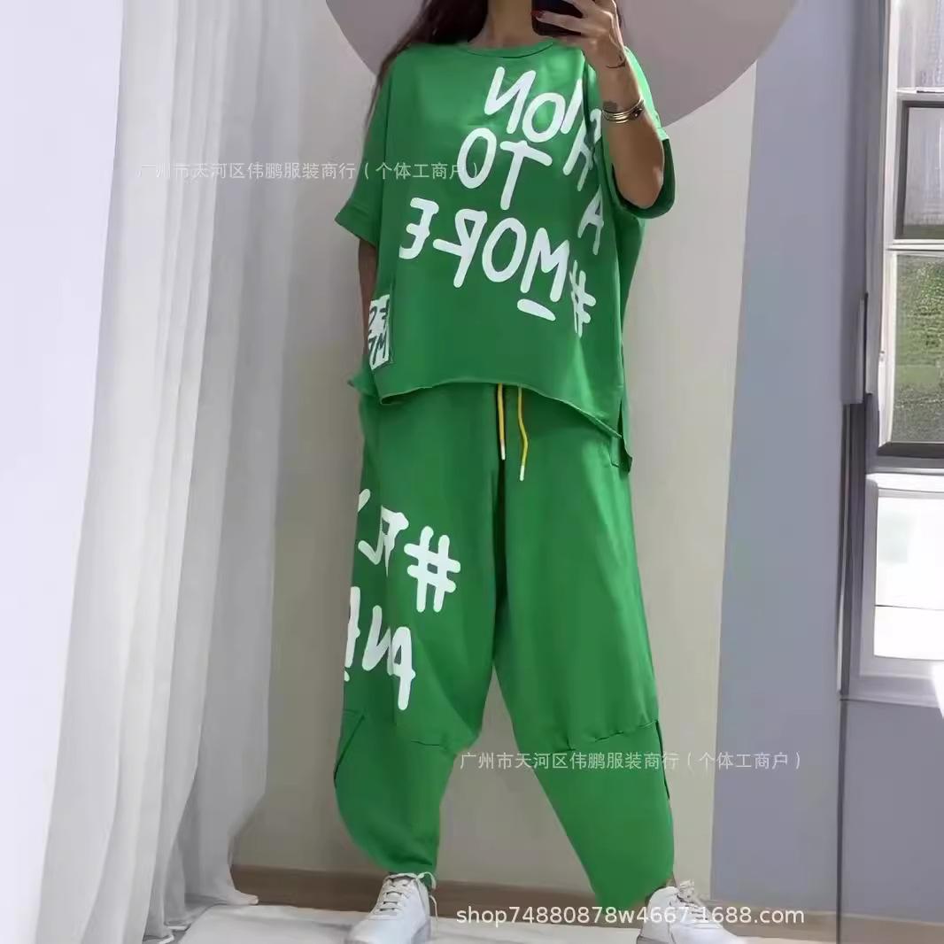

Женский повседневный спортивный костюм: футболка оверсайз с принтом букв в зеркальном отражении и брюки-джоггеры с лампасами по бокам 5XL зелёный