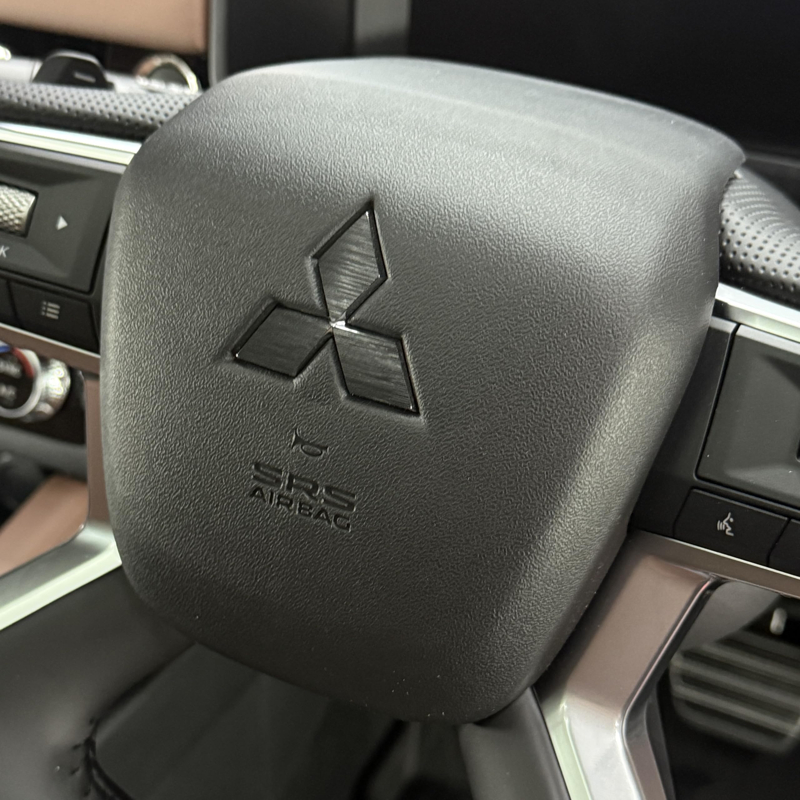 

Эмблема руля Mitsubishi Outlander PHEV, кастомная, с отделкой под шлифованный металл, 5LA-GN0W-003 Steering