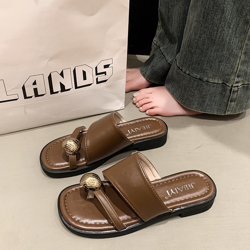 

Шлепанцы с пальцем женские 2025 летняя одежда новые ретро отпуск приморские плоские пляжные туфли 40