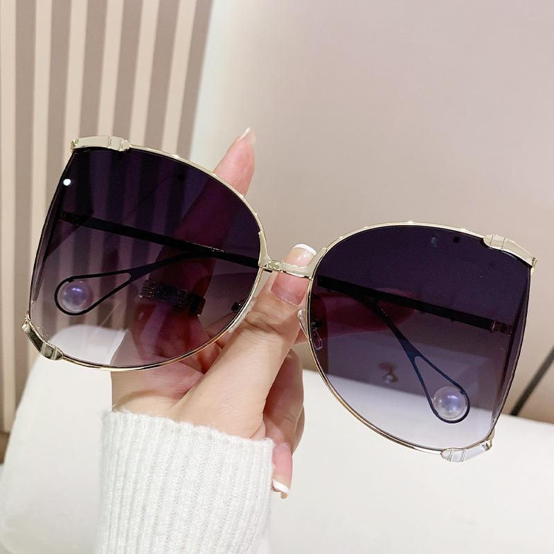 New Large Frame Pearl Sunglasses For Women Fashion And Colorful Metal Hollow Legs Eyeglasses UV Protection Shades UV400 Eyewear