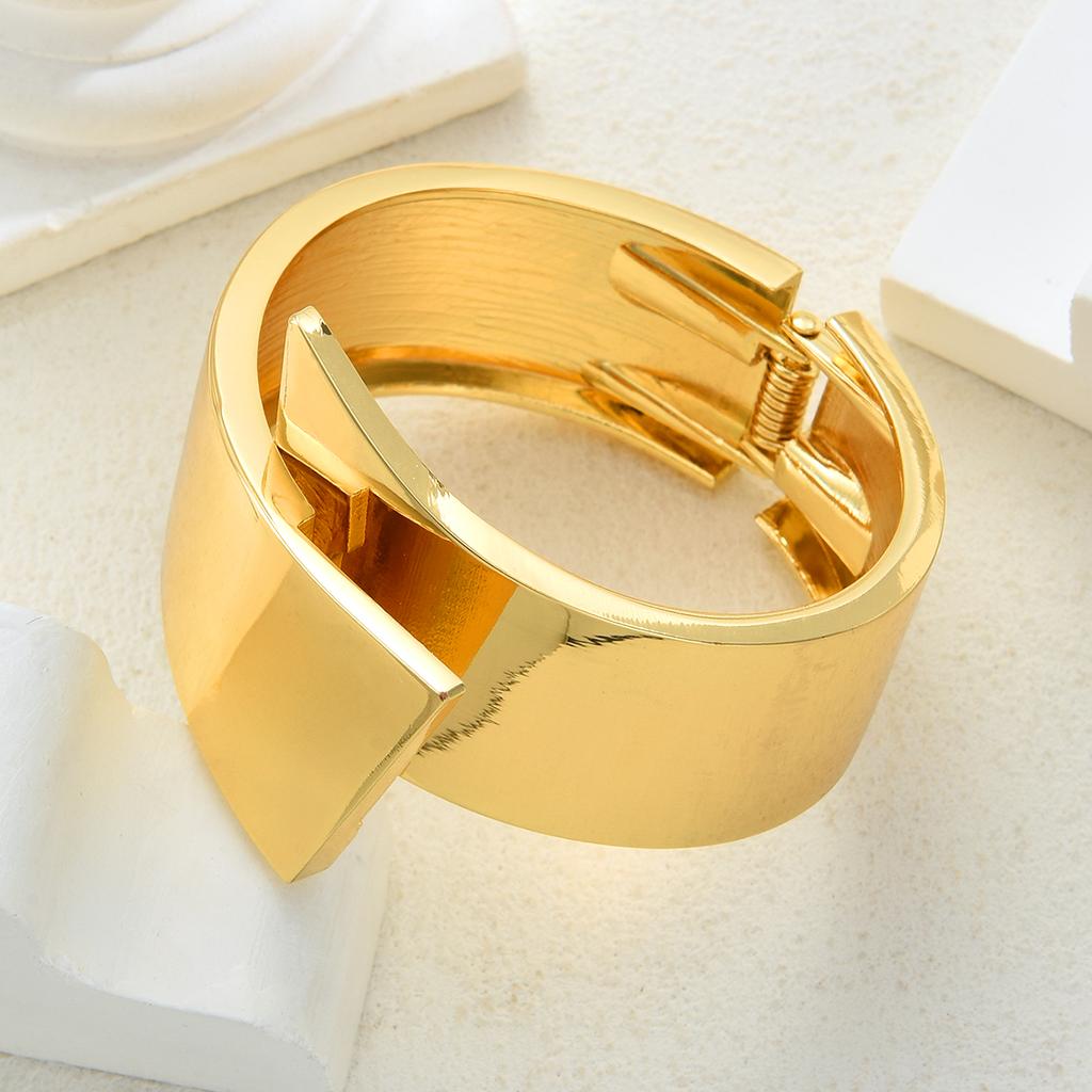 17KM Glänzende Oberfläche Schlichter Breiter Gesichtskreis Armreif Modeschmuck Frauen Trendig Glänzend Täglich Party Accessoire Dekoratives Geschenk für Sie