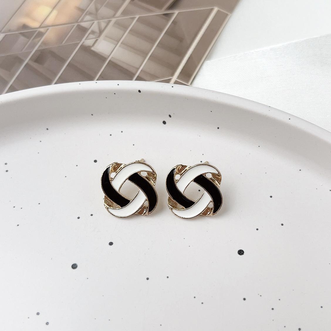 

Асимметричные серьги-сердечки для женщин — модный, универсальный и стильный простой дизайн