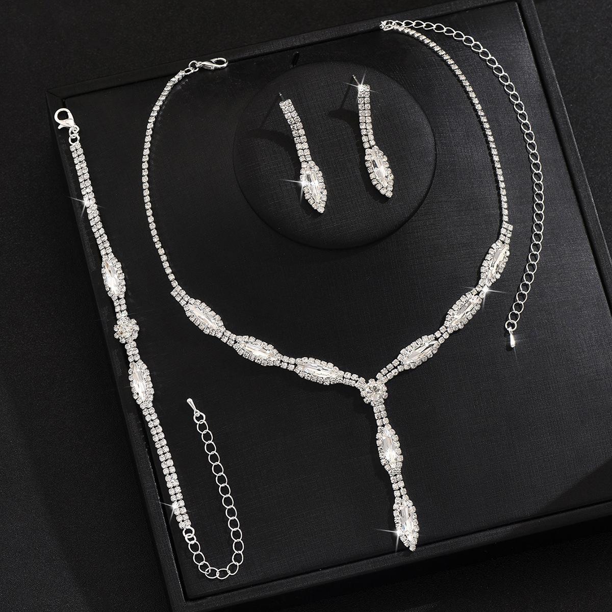 

Jewelry Set Banquet Dress Set Chain Necklace Earrings Bracelet Three-Piece Set Versatile Bridal Jewelry