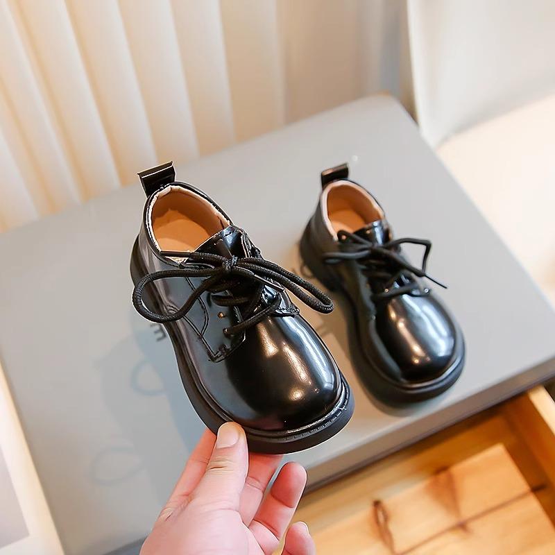 

Детская черная кожаная обувь. Новая обувь для учащихся средней школы. Обувь для мальчиков и девочек в студенческом стиле. Обувь для выступлений. 32