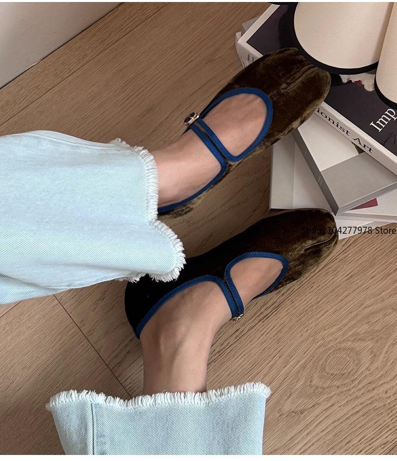 Fashion 2025 Tabi Ninja Shoes Women Round Spilt Toe Shallow Buckle Casual Ballet Shoes Autumn Eelgant Dress Flats Heel Mary Jane Shoes