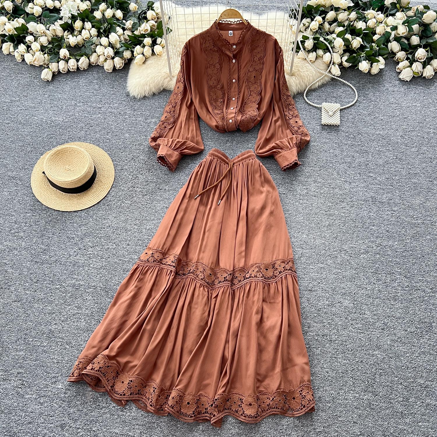 

Комплект из двух предметов: блузка с рукавами-фонариками и юбка с кружевной вставкой и завышенной талией. Осенний модный ансамбль. Женская одежда One size кофейный