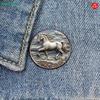 2D Flacher Küstenlaufpferd-Anstecker – Runde Metallbrosche für Jeansjacken & Accessoires