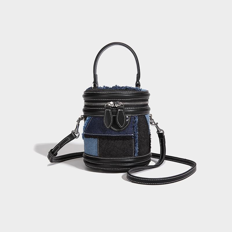 

Нишевый дизайн джинсовая сращивание иностранный газовый мешок 2024 новый повседневный популярный универсальный портативный сумка-мессенджер чёрный