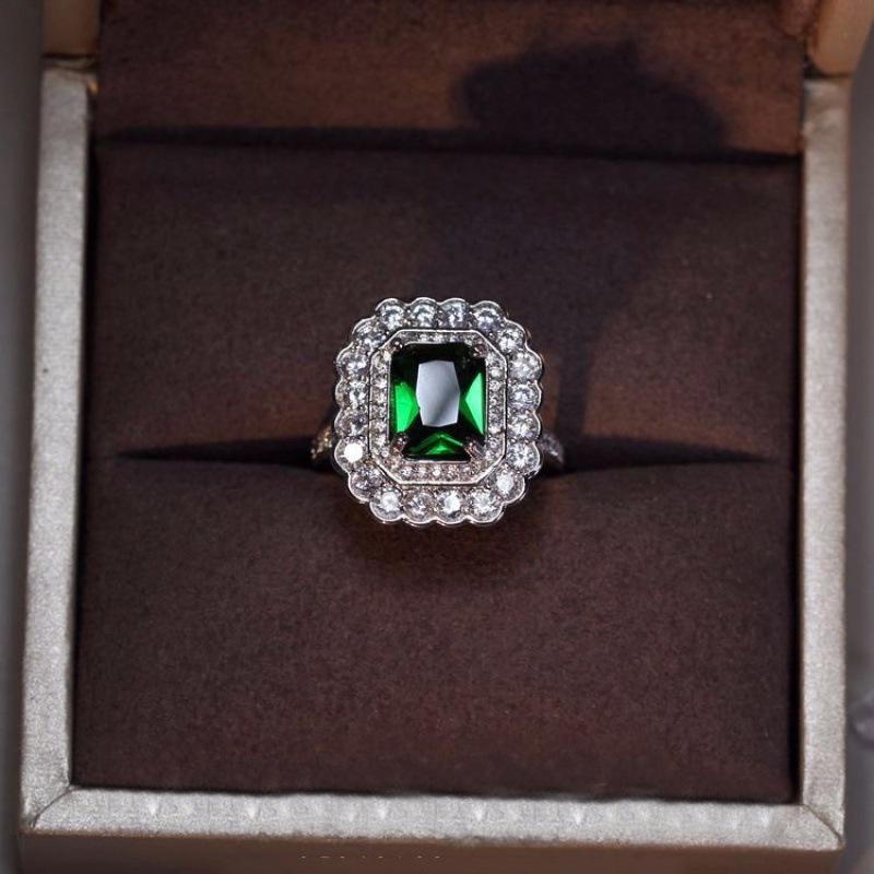 Elegant Retro Luxury Green Zircon Square Ring for Women - High-End Open Design