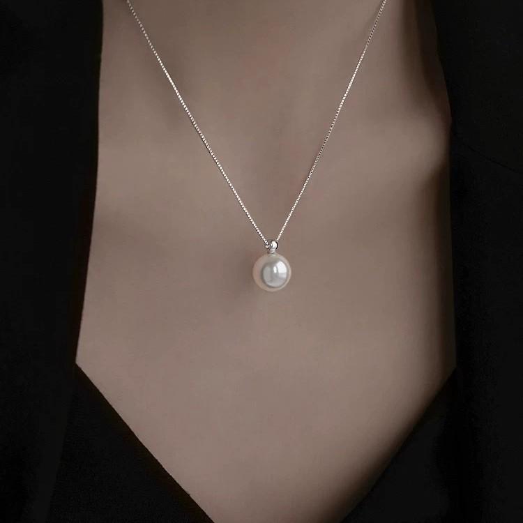 Elegant Pearl Pendant Necklace - Stylish, Minimalist Design for Women