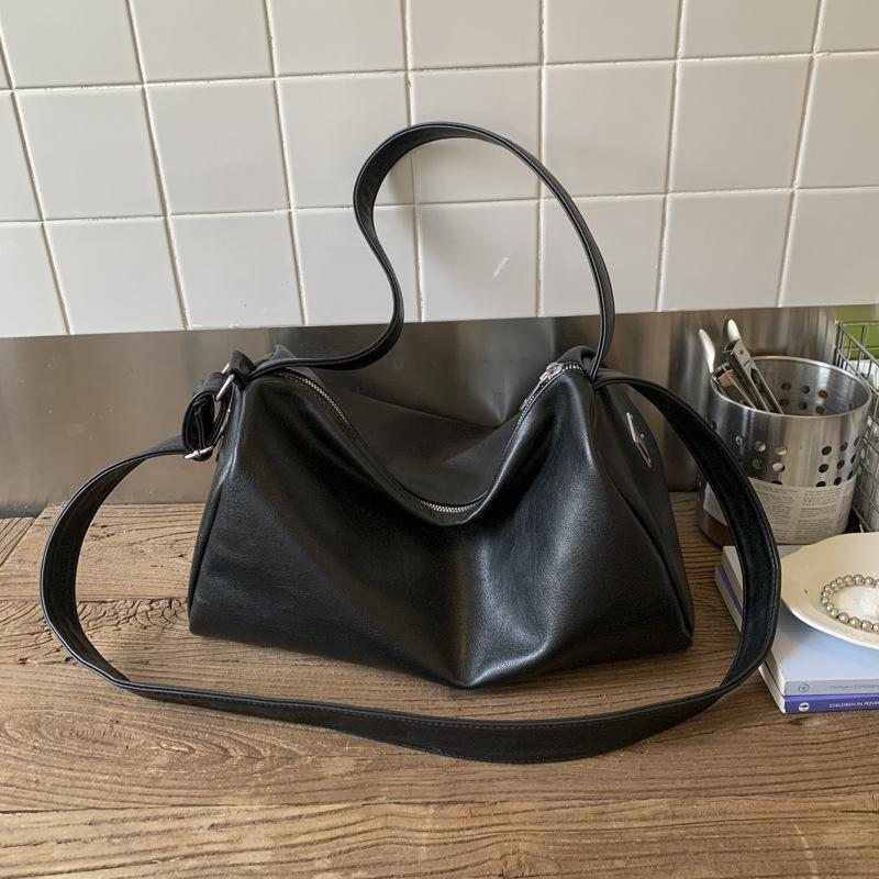 Retro bag women's large capacity 2025 new autumn and winter versatile shoulder messenger bag popular commuter pillow bag this year