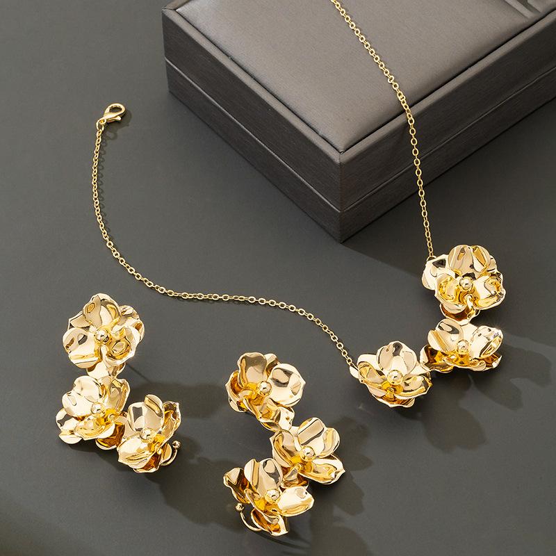 

Комплект из колье и серег с преувеличенными цветами золотой