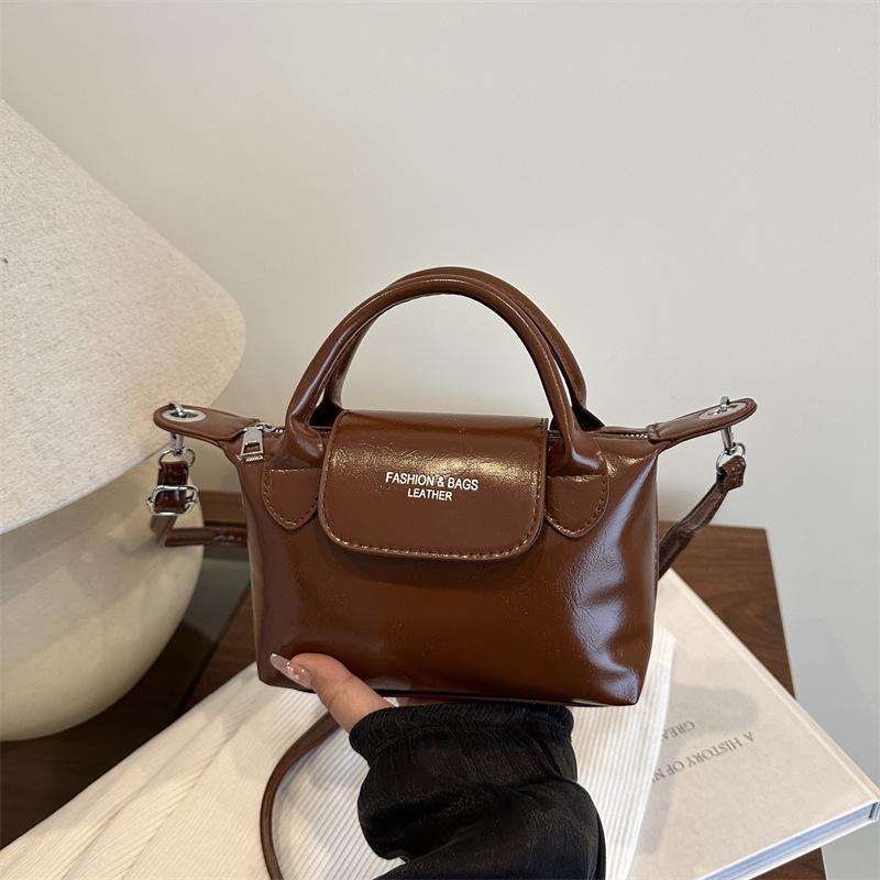 

Нишевая контрастная маленькая сумка, женская новая модная портативная сумка-пельмень, весенне-летняя текстурная сумка через плечо на одном плече светло-коричневого