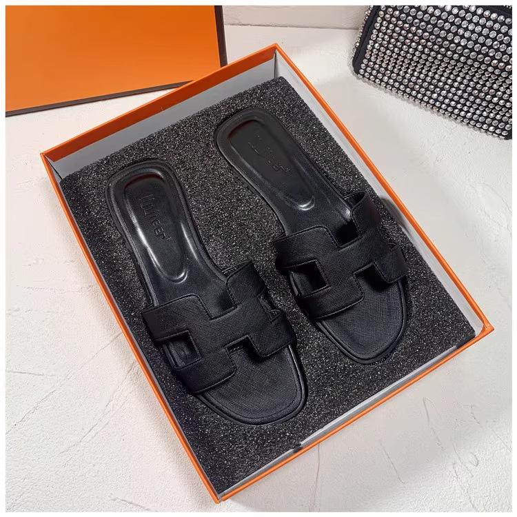 

Тапочки Жіночий Верхній одяг 2025 Нова Літня Мода Універсальні Сандалі на Плоскій Підошві для Пляжного Відпочинку з Одним Словом 43 чорний