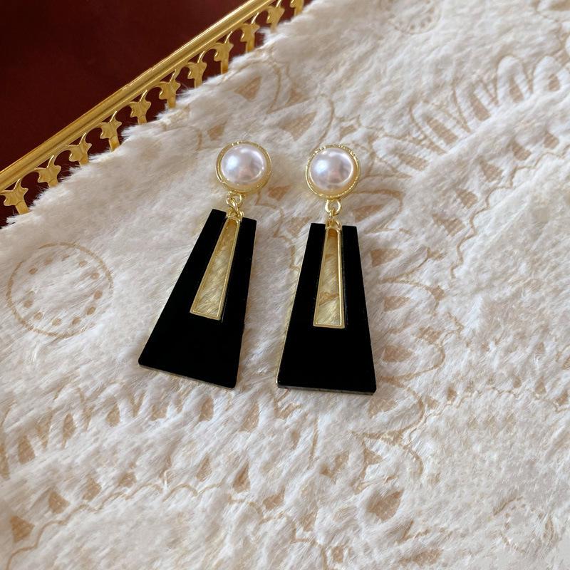 Silver Needle Diamond & Pearl Flower Stud Earrings - French Retro Fashion Design for Women.
