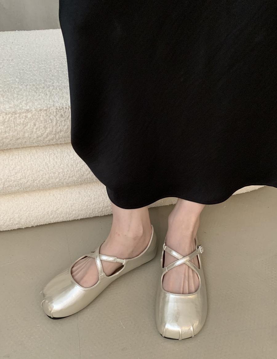 

Retro versatile flat-soled one-pedal Doudou single shoes women s 2025 new red bow soft-soled Mary Jane shoes 39