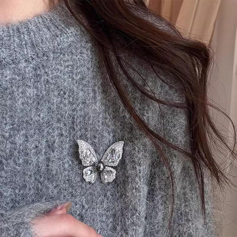 Frosted Diamond Pearl Butterfly Brooch for Women's Corsage Pin - Elegant Spring and Summer Accessory, Coat Accessory
