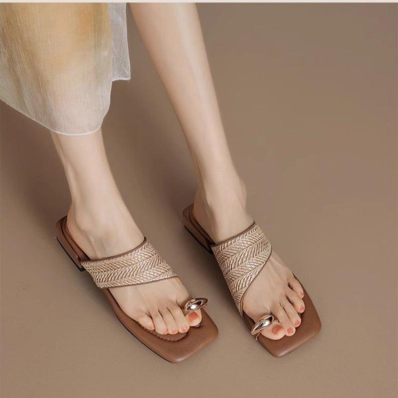 Fashion Women's New Spring/Summer Square Head Casual and Comfortable Medium Heel Large Metal Accessories Truffle Toe Beach Slippers