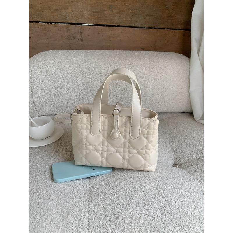 This Exquisite Square Small Handbag Is A Versatile and Fashionable Crossbody Bag for Women