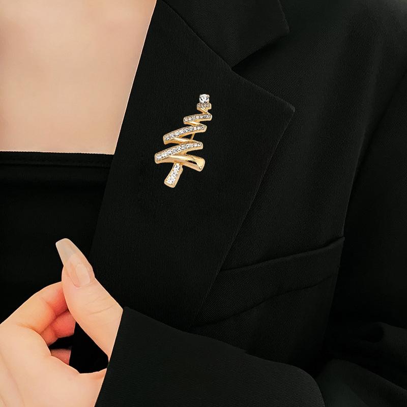 Luxury Rhinestone Christmas Tree Brooch Elegant Refined Brooch Women Collar Pins Brooches Versatile Jewelry Xmas Gifts