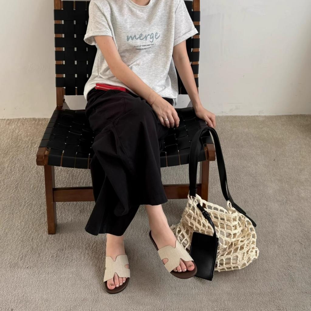 One-word slippers, fashionable and versatile flat-bottomed tourist beach 2025 summer new seaside simple and cool slippers