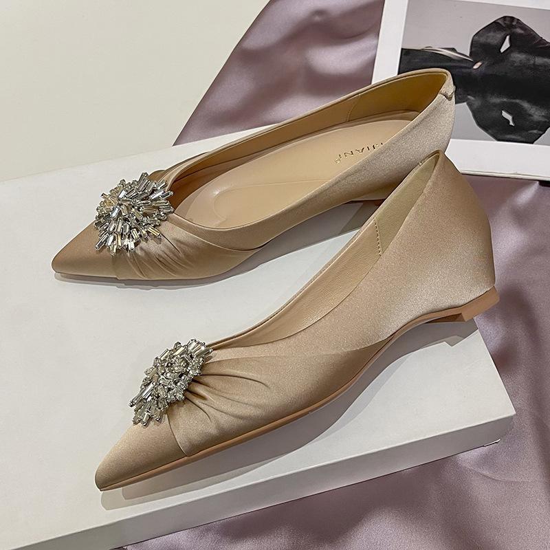 

Нежный дизайн, нишевый темперамент, шелковый сатин, небольшая внутренняя высота подъема, туфли-лодочки, женский танкетный каблук, заостренный носок. 40