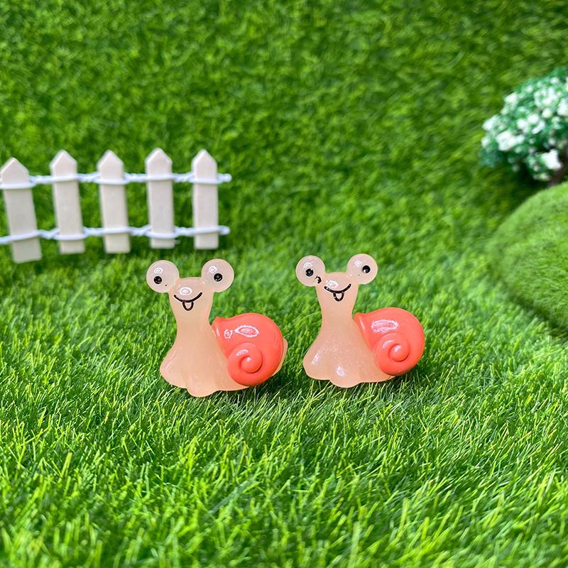 2 stk Glødende Mini Snegler Miniatyr Mose Mikrolandskap Dekorasjon Glød i Mørket Sneglefigurer Eventyrhage Tilbehør