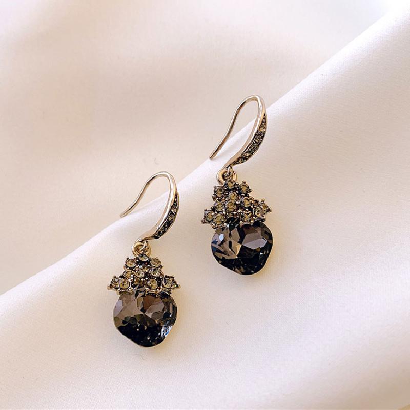 Light Luxury Style Black Micro Inlay French Retro Personalized Design Sense, Internet Celebrity Temperament Earrings for Women