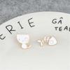 2 Teile/satz Paar Freund Katzen Brosche Set Nette Schwarz Und Weiß Kätzchen Emaille Pins Cartoon Katze Klaue Fishbone Abzeichen Tasche revers