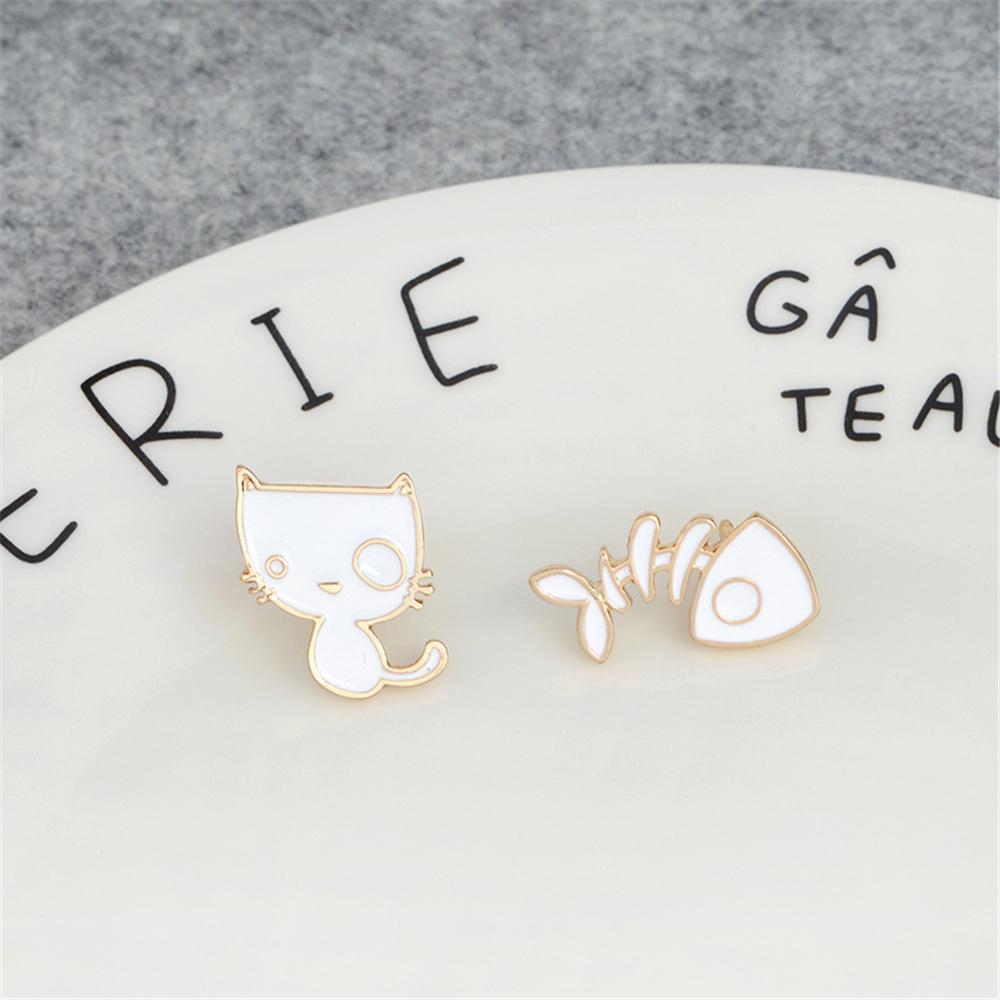 2 Teile/satz Paar Freund Katzen Brosche Set Nette Schwarz Und Weiß Kätzchen Emaille Pins Cartoon Katze Klaue Fishbone Abzeichen Tasche revers