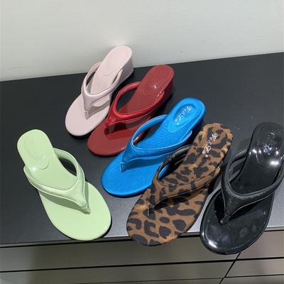 Chinelo de salto inclinado temperamental sapatos femininos usar primavera 2025 saia sandálias de estampa de leopardo sandálias de salto alto