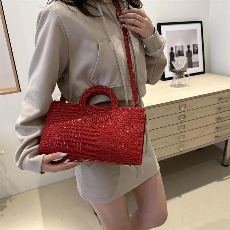 

Повседневная модная сумка большой емкости для пригородных поездок в стиле ретро на одно плечо с наклоном для женщин 31*17.5*10.5cm красный