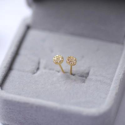 S925 S925 Sterling Silver Mini malé květinové náušnice s plnými drahokamy napichovací náušnice Design s výklenkem Lehké luxusní univerzální náušnice pro ženy