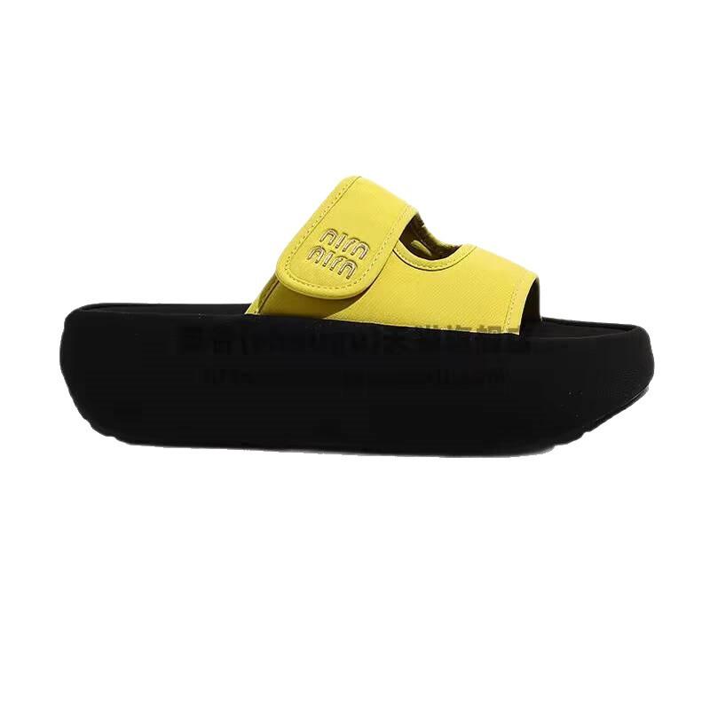 Gruboszelowe fajne kapcie damskie na lato na zewnątrz 2025 nowe wysokiej klasy spódnica super ogień podwyższające nadmorska plaża jednosłowna wsuwka