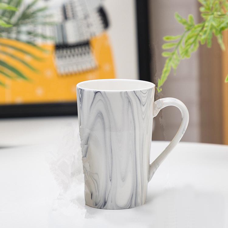 Elegant Marble Pattern Mug with Gold Trim, Spoon Lid, and Custom Logo - Ideal for Coffee or as a Souvenir Gift.