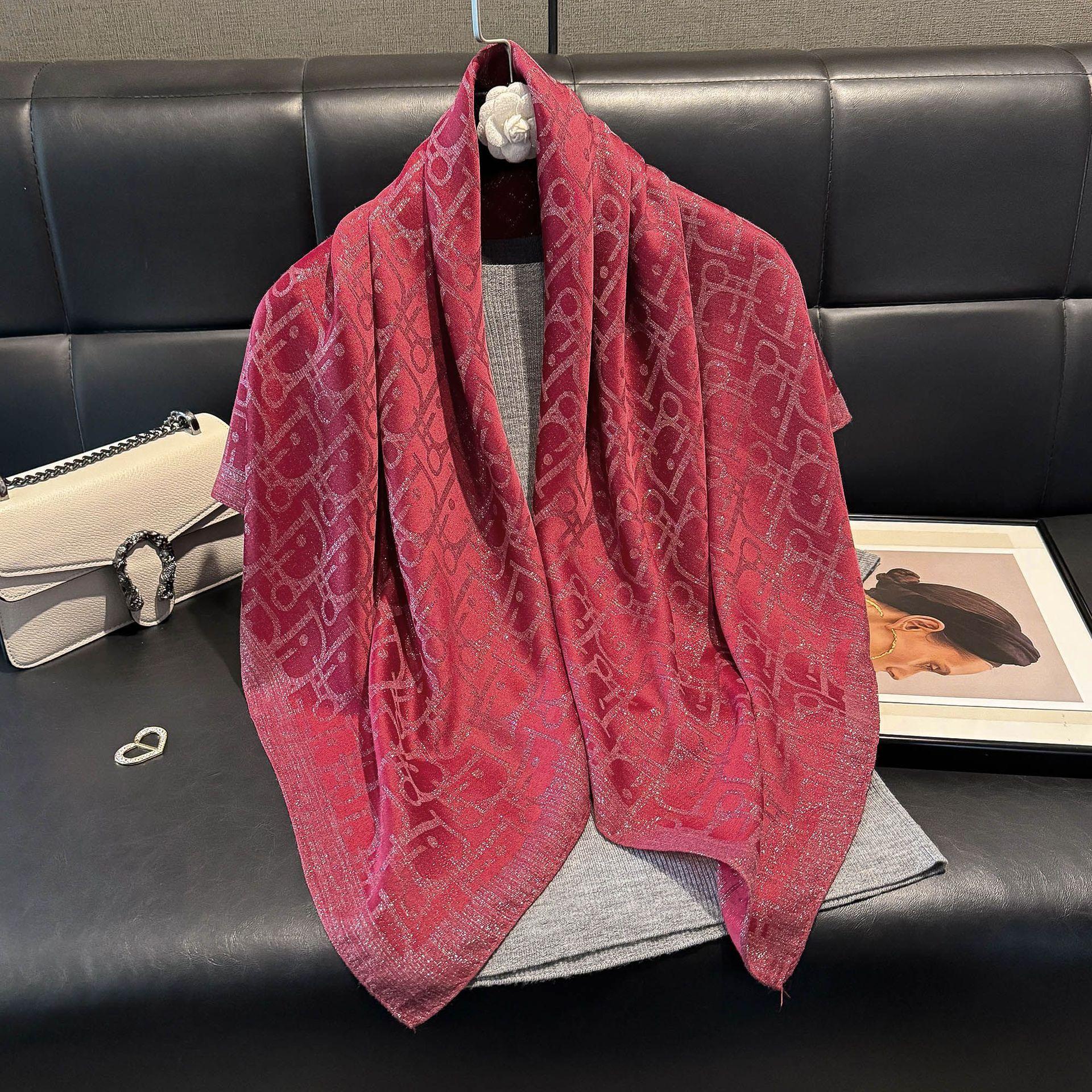 

Имитация шелка Модный и элегантный Высококачественный квадратный шарф Шелковый шарф Буква D Тенсел Хлопок Золотой шелковый шарф Головной платок Женский 90*90 красный