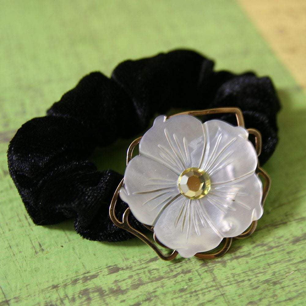 

Резинка для волос из перламутра в форме лепестка pink