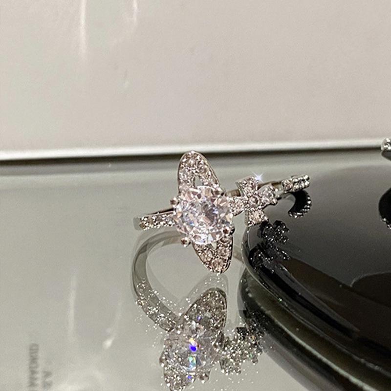 

Ослепительное кольцо планеты Сатурн с полной бриллиантовой инкрустацией, идеально подходящее для модных женщин