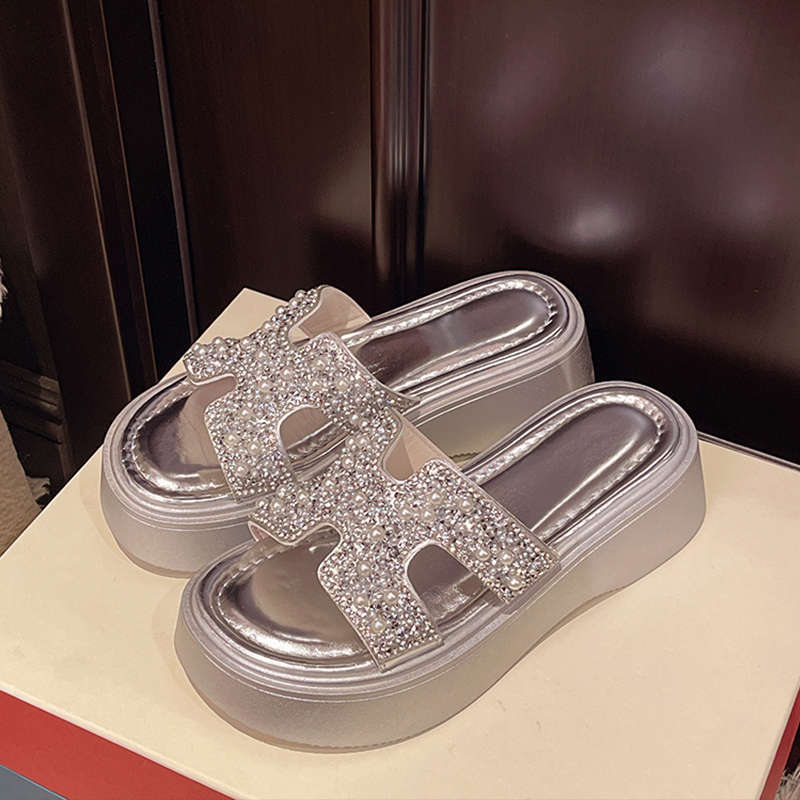 

Internet celebrity senior sense black slippers women s summer 2025 new outer wear thick bottom one-word drag casual explosion sandals increase 40 серебряный