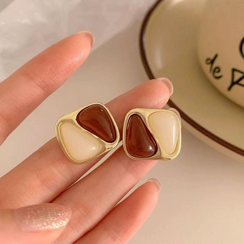 Stylish and simple square high-end stud earrings, women's geometric versatile temperament earrings, elegant and atmospheric earrings.
