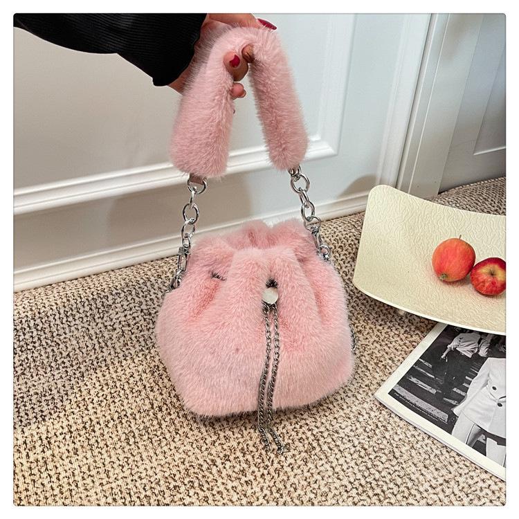 Plüschige Schulter- und Umhängetasche für Damen - Modische, vielseitige, trendige Bucket-Handtasche (Kollektion 2025)
