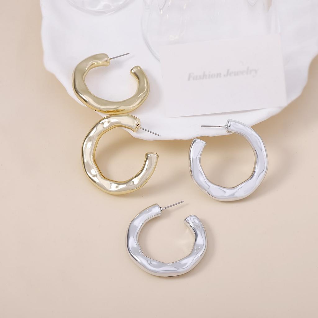 Stylish hammer-patterned geometric circle C-shaped stud earrings, simple wavy style, trendy, casual and elegant, niche earrings