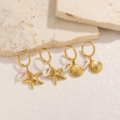 Eleganti Orecchini in Acciaio Titanio e Oro 18k a Forma di Stella Marina e Conchiglia - Stile Lusso per le Vacanze