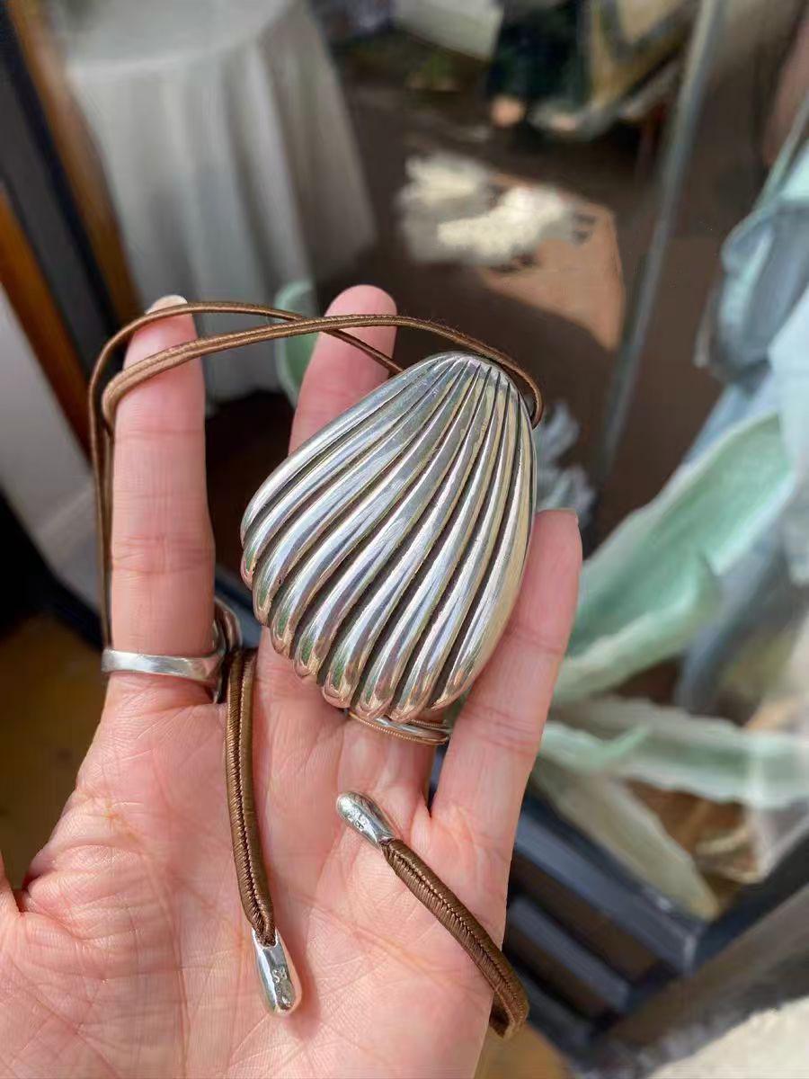 

Прочный минималистичный кулон-ракушка с коричневым кожаным шнурком серебряный