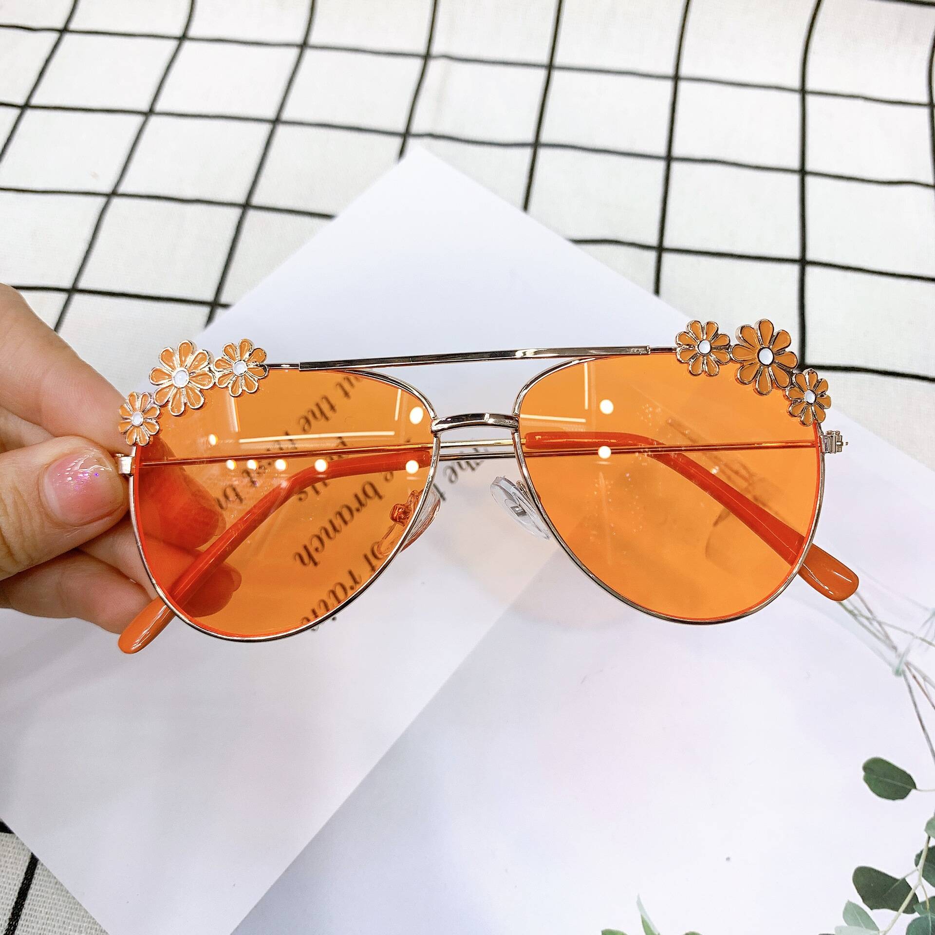 

2026 Fashion New Daisy Cute Girls Sunglasses Frog Frame Children s Outfit Concave Shape Party Beach Glasses оранжевый