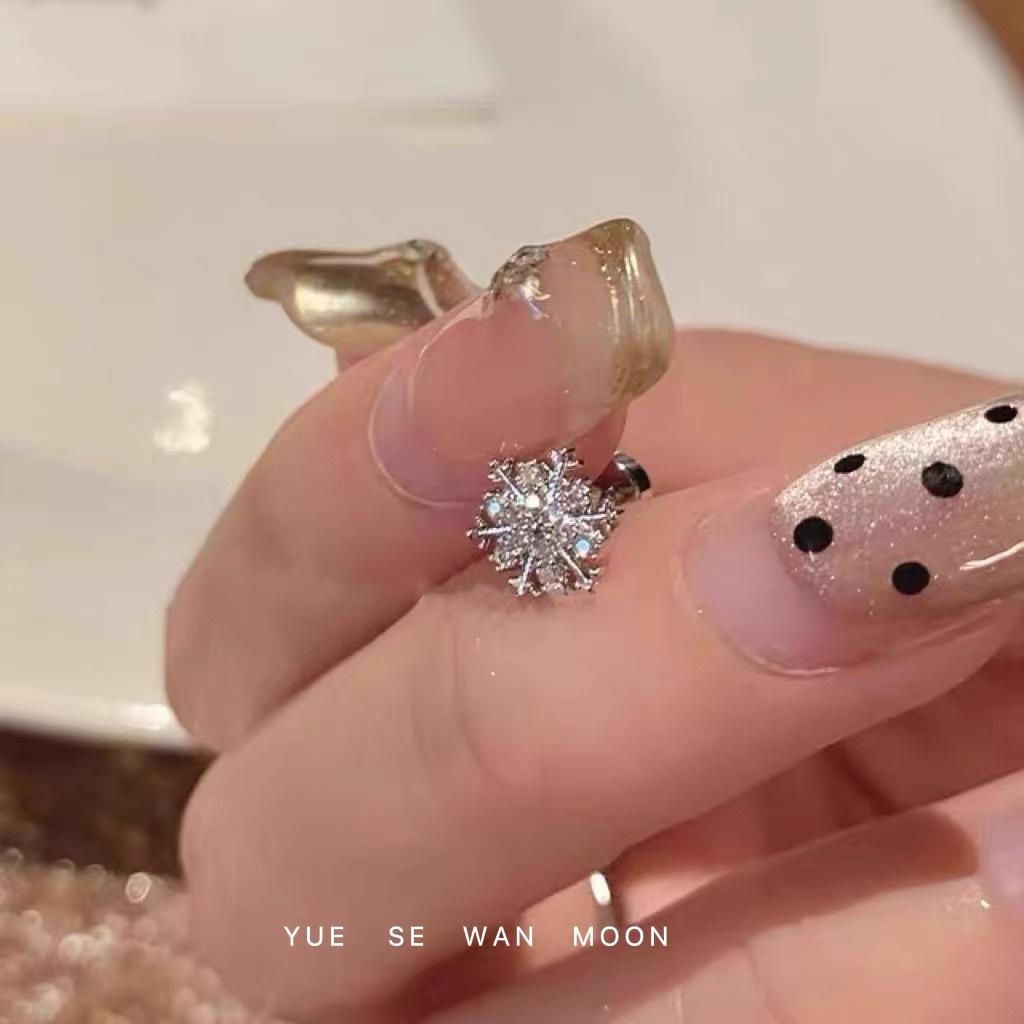 Искрящиеся серьги-гвоздики в виде снежинок с цирконами: Японско-корейские серьги-ракушки из титановой стали с плоской закручивающейся застежкой - Универсальные и модные.