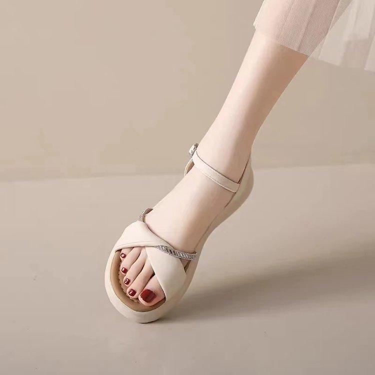

Stepping on shit leather sandals female 2025 summer new versatile fairy wind pregnant women non-slip soft sole one word with beach shoes 40 бежевый